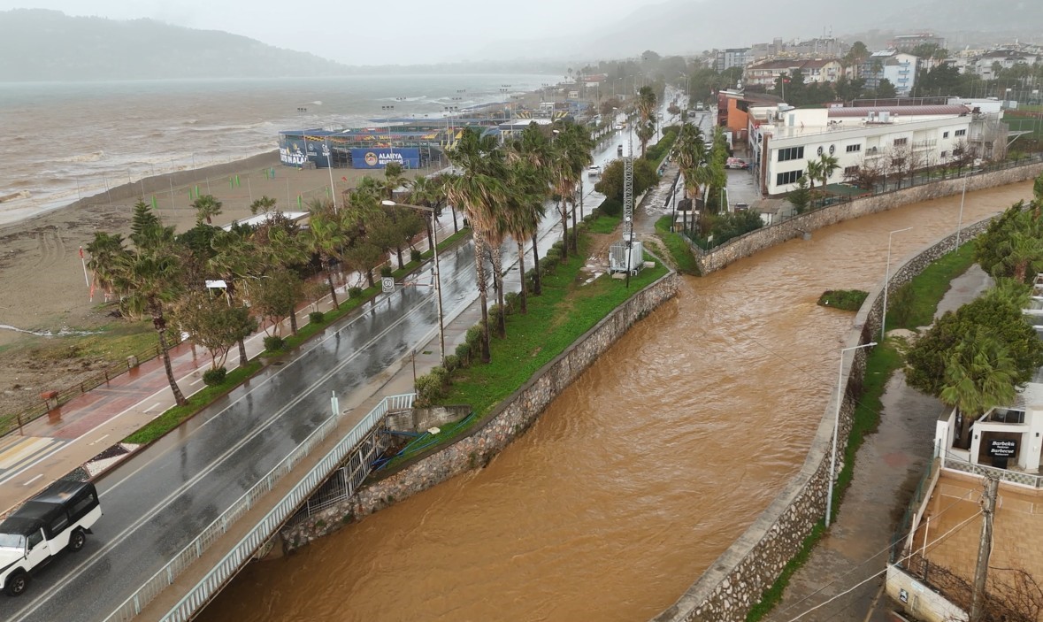 Alanya’da toz taşınımı ve sağanak yağış denizin rengini değiştirdi 7 alanyada toz tasinimi ve saganak yagis denizin rengini degistirdi 3 IpbYIzZn