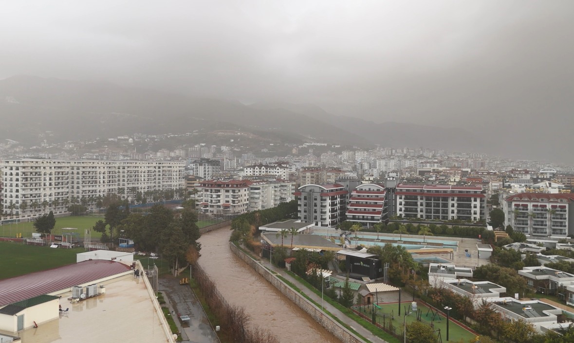 Alanya’da toz taşınımı ve sağanak yağış denizin rengini değiştirdi 8 alanyada toz tasinimi ve saganak yagis denizin rengini degistirdi 4