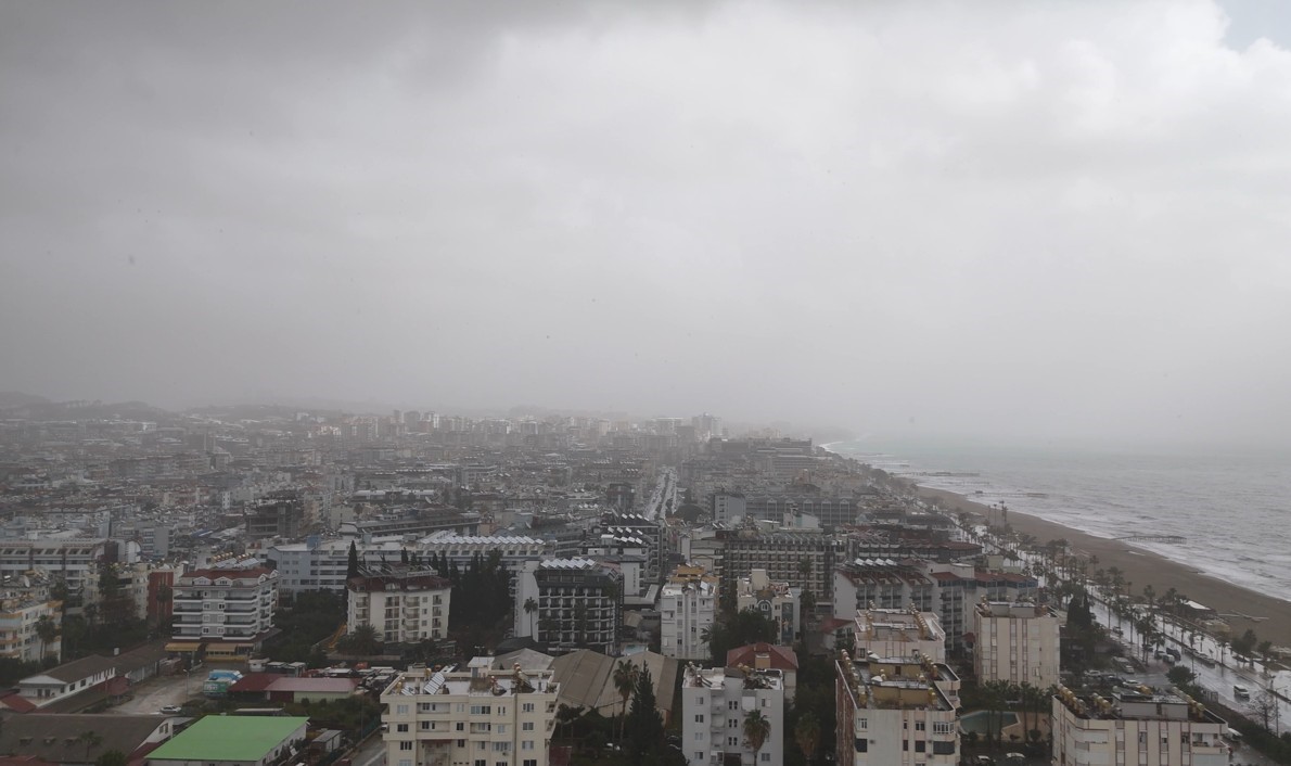 Alanya’da toz taşınımı ve sağanak yağış denizin rengini değiştirdi 9 alanyada toz tasinimi ve saganak yagis denizin rengini degistirdi 5 GORRSllm