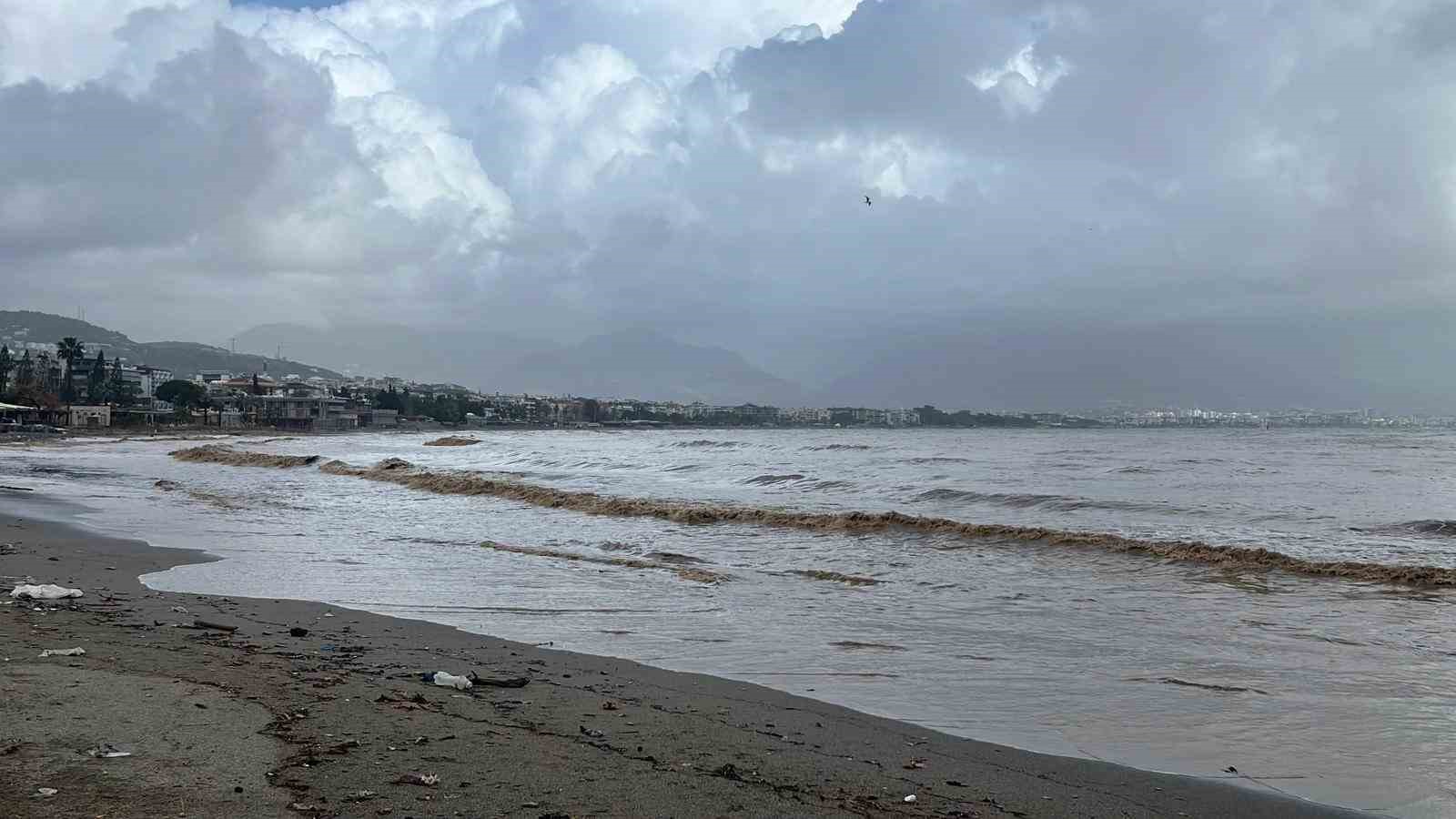 Alanya’da toz taşınımı ve sağanak yağış denizin rengini değiştirdi 10 alanyada toz tasinimi ve saganak yagis denizin rengini degistirdi 6 wPzH3qfL