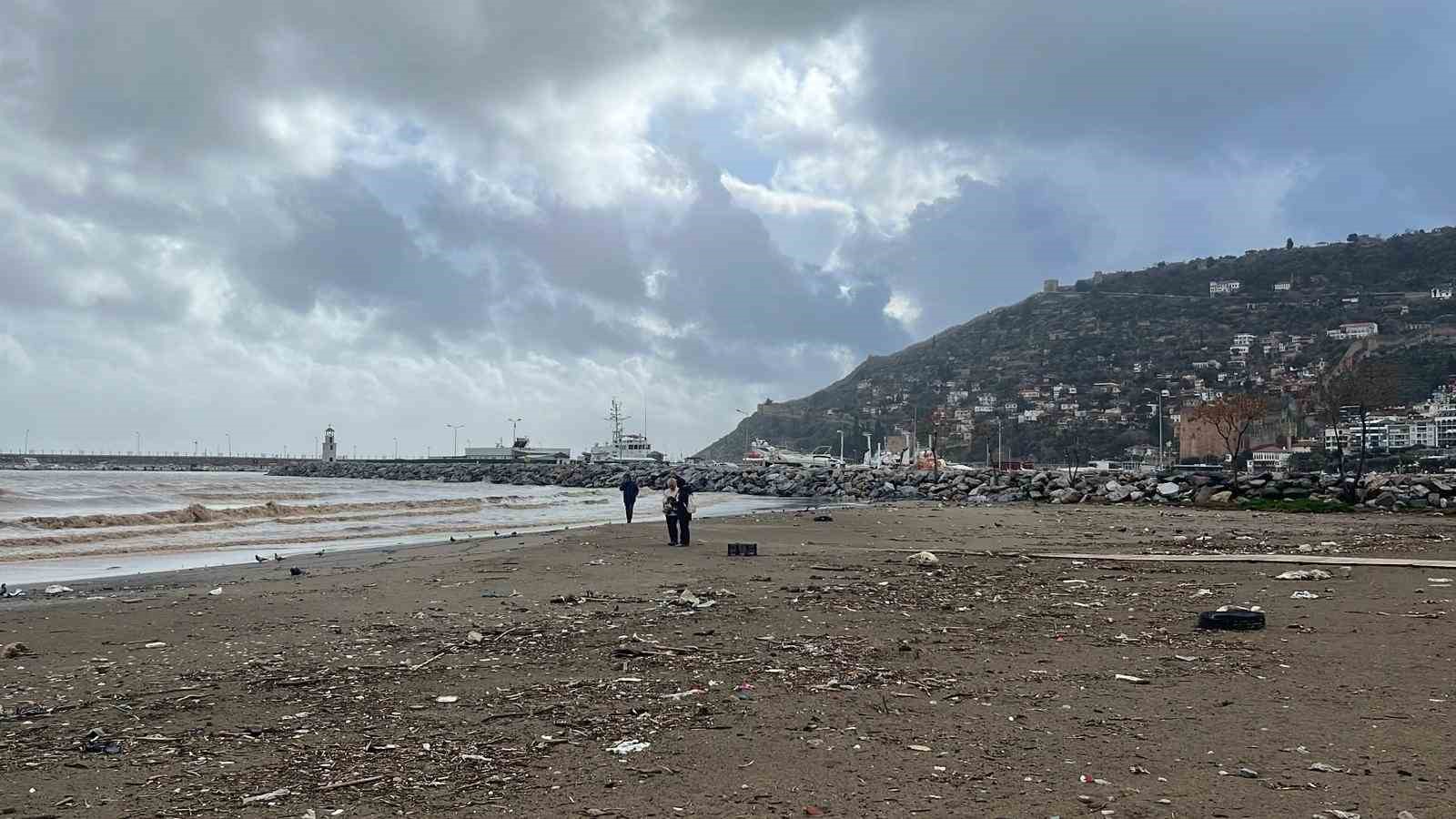 Alanya’da toz taşınımı ve sağanak yağış denizin rengini değiştirdi 11 alanyada toz tasinimi ve saganak yagis denizin rengini degistirdi 7 s3OrcbrS