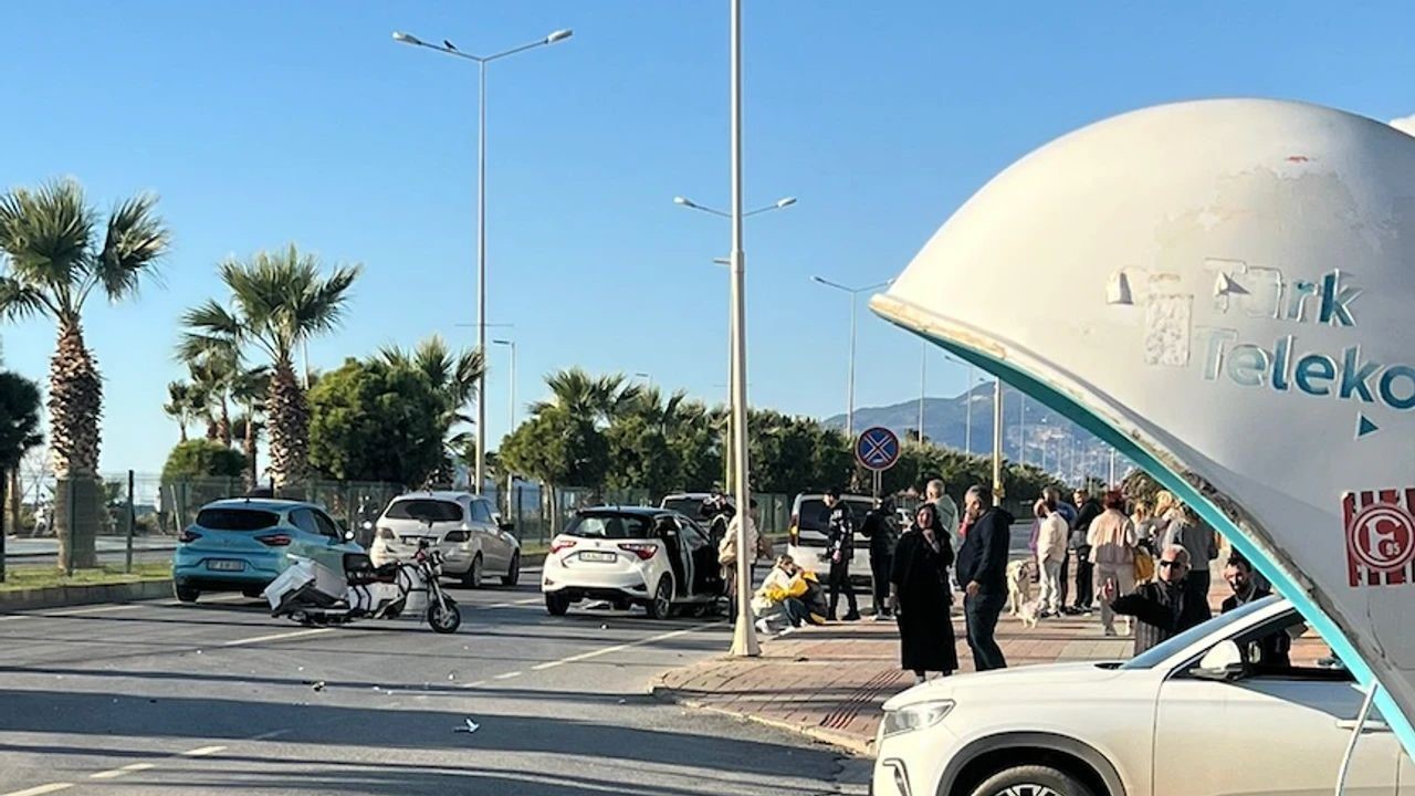 alanyada uc tekerlekli motosiklet ile otomobil carpisti 2 olu 1 agir yarali 0 4aYAgHQm