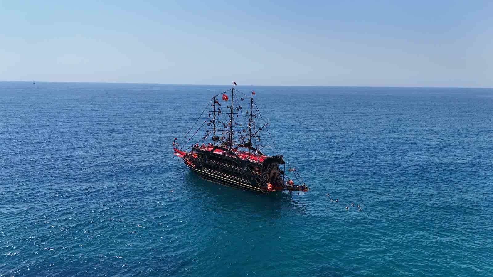 alanyada yaz erken geldi yerli ve yabanci turistler sahile kostu 0 GlQ6fzO1