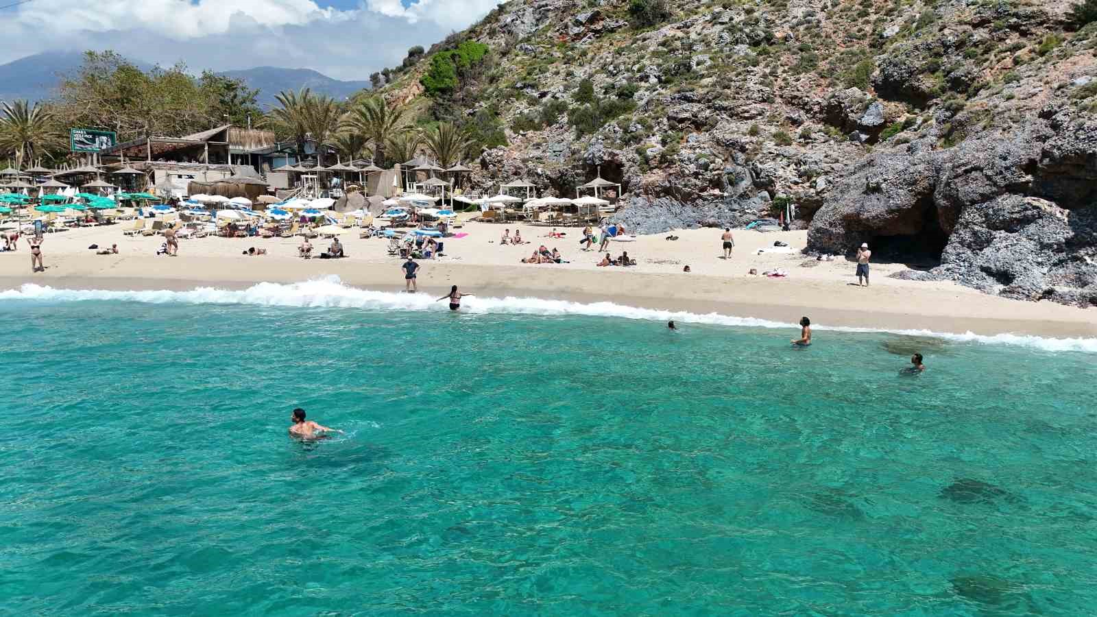 alanyada yaz erken geldi yerli ve yabanci turistler sahile kostu 3 PPJfeY8h