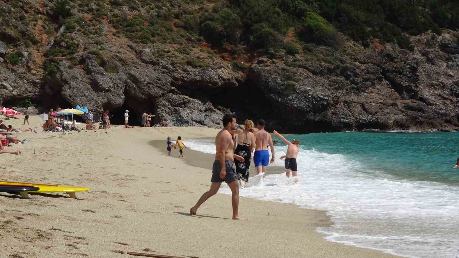 alanyada yaz erken geldi yerli ve yabanci turistler sahile kostu 7 scrVhsBg