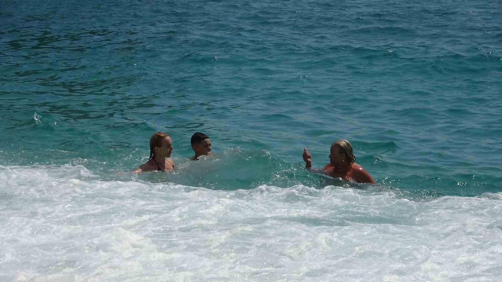 alanyada yaz erken geldi yerli ve yabanci turistler sahile kostu 8 LHKrWnJT