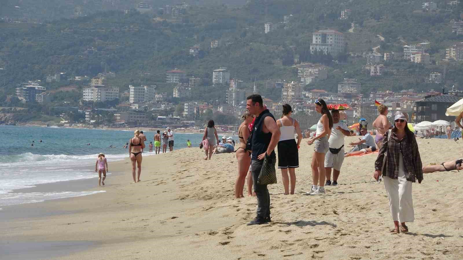 alanyada yaz erken geldi yerli ve yabanci turistler sahile kostu 9 NtOlKjyW