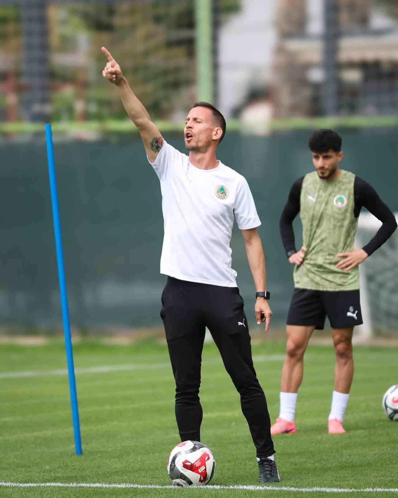 Alanyaspor, Antalyaspor maçının hazırlıklarına başladı 7 alanyaspor antalyaspor macinin hazirliklarina basladi 3 rSQFZ9q2
