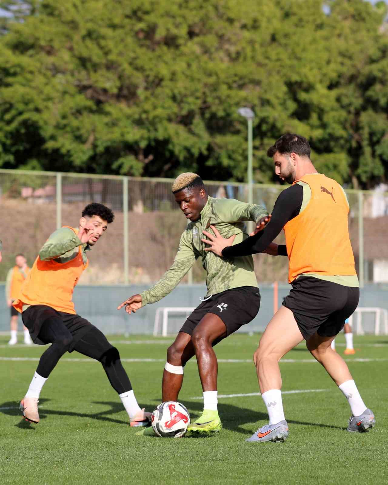 alanyaspor genclerbirligi maci hazirliklarina basladi 2 5qOv5jbQ