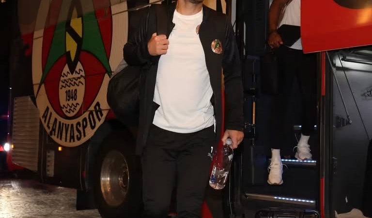 alanyaspor-kaptan-efecan-karaca-ile-yollarini-ayirdi-hihJIp6X.jpg