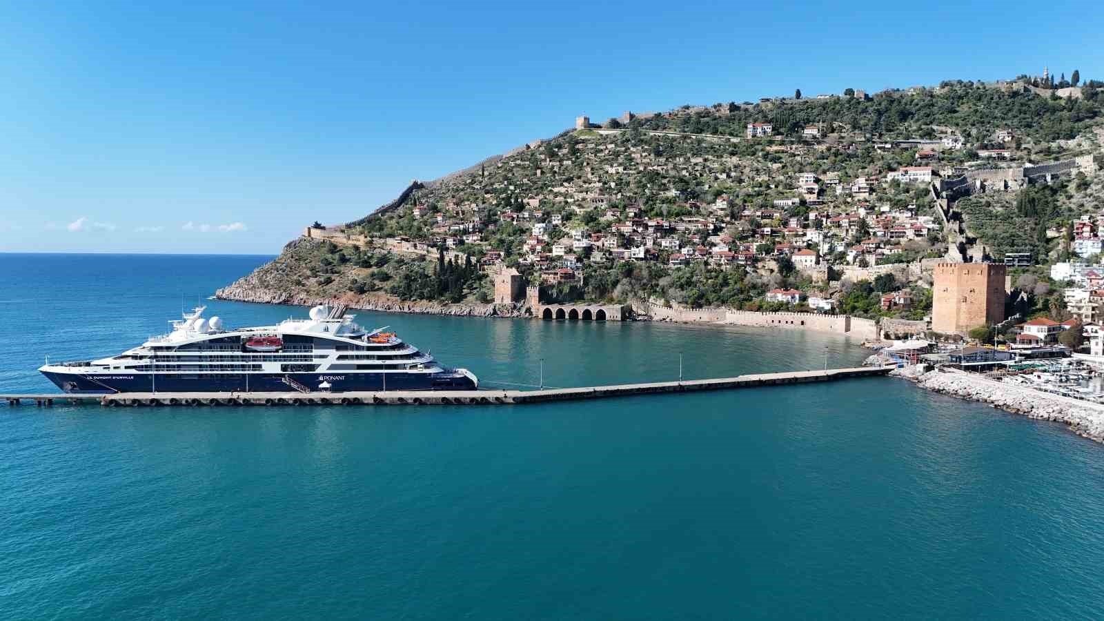 alanyaya fransiz bayrakli kruvaziyer demir atti 2 4ynwHvJd