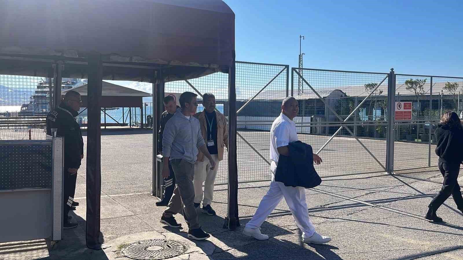 alanyaya fransiz bayrakli kruvaziyer demir atti 3 IZCz3YSY