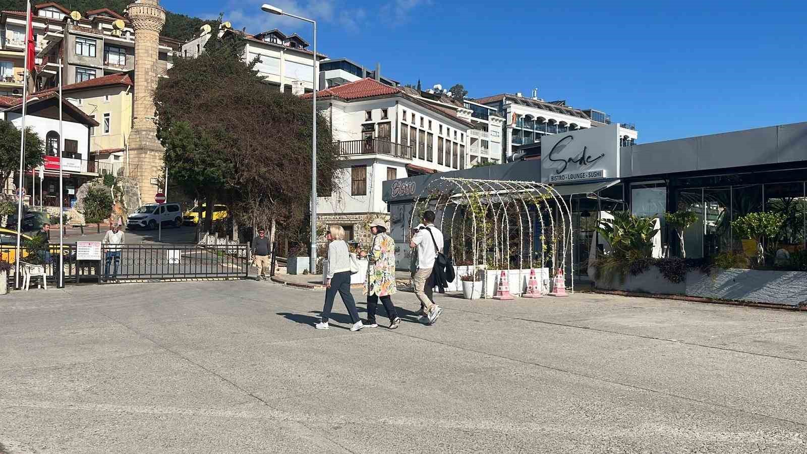 alanyaya fransiz bayrakli kruvaziyer demir atti 6