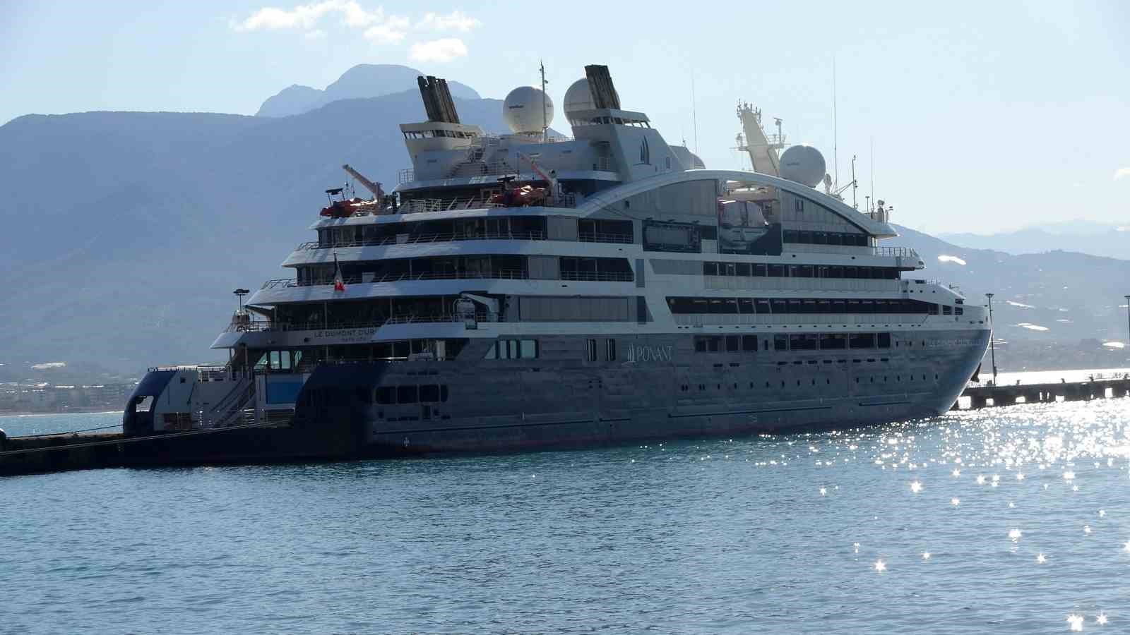 alanyaya fransiz bayrakli kruvaziyer demir atti 8 16qR6CTs