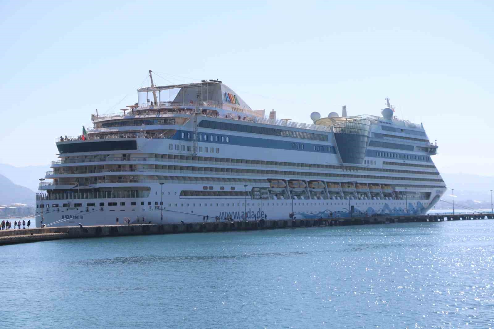 alanyaya luks kruvaziyer ile 2 bin turist geldi 0