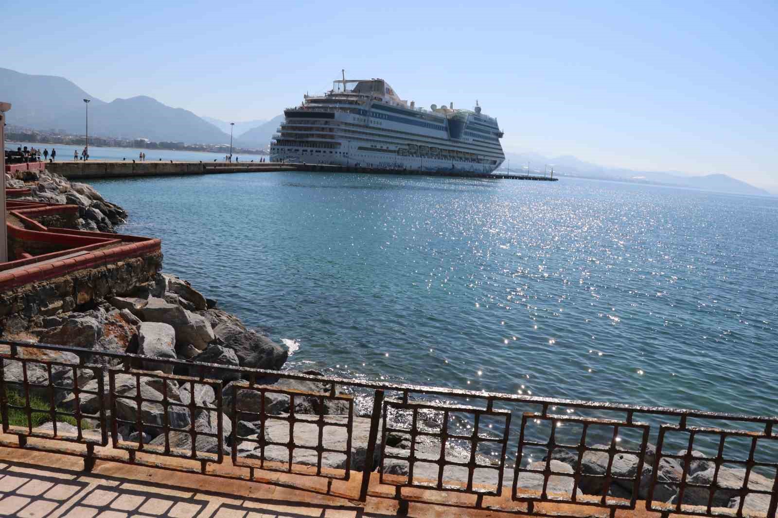 alanyaya luks kruvaziyer ile 2 bin turist geldi 4