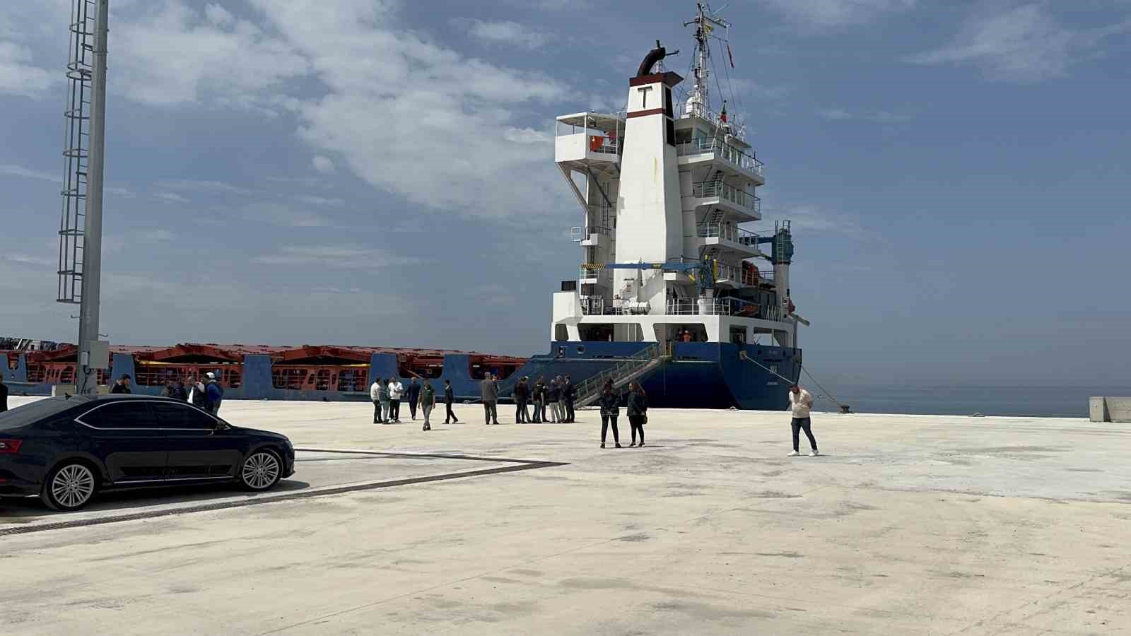 alapli limaninda tarihi gun yasandi yeni rihtima ilk gemi yanasti 4 grJrK5Q5