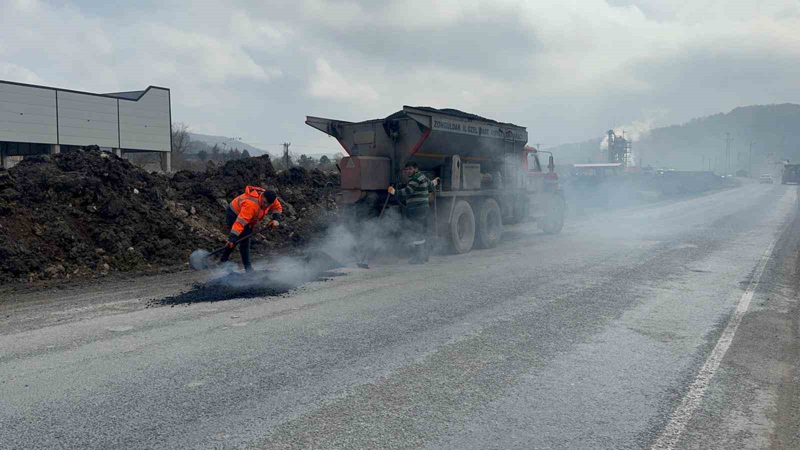 alaplida agir tonajli kamyonlarin bozdugu yollar bakima alindi 1 WJY4NrNa