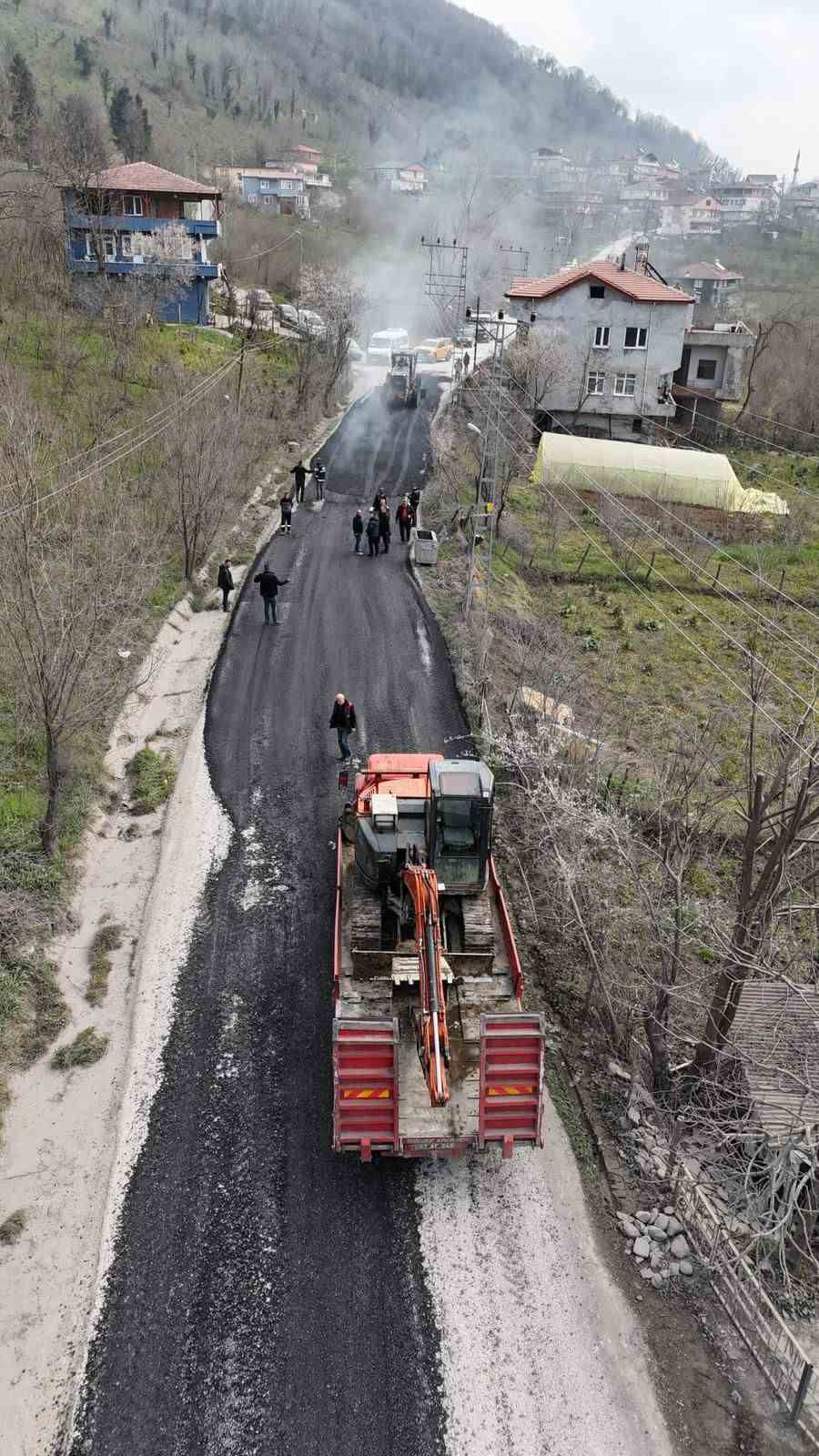 alaplida agir tonajli kamyonlarin bozdugu yollar bakima alindi 6 ub4gq5VF