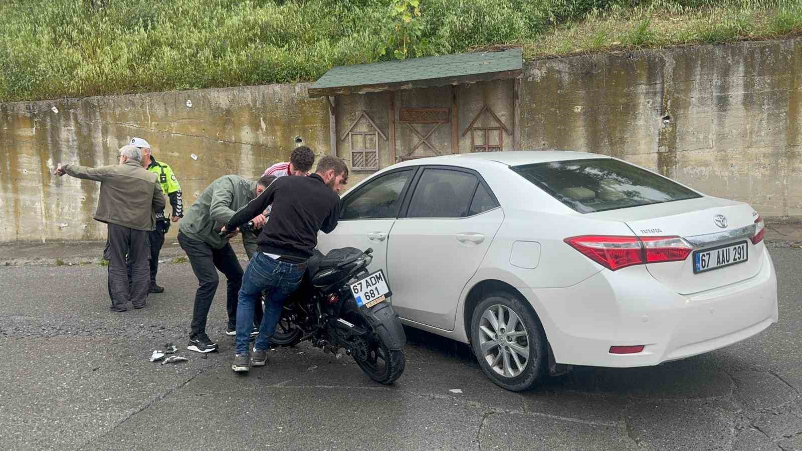 alaplida motosiklet kazasi kamerada 1 yarali 2 PgODdFcD