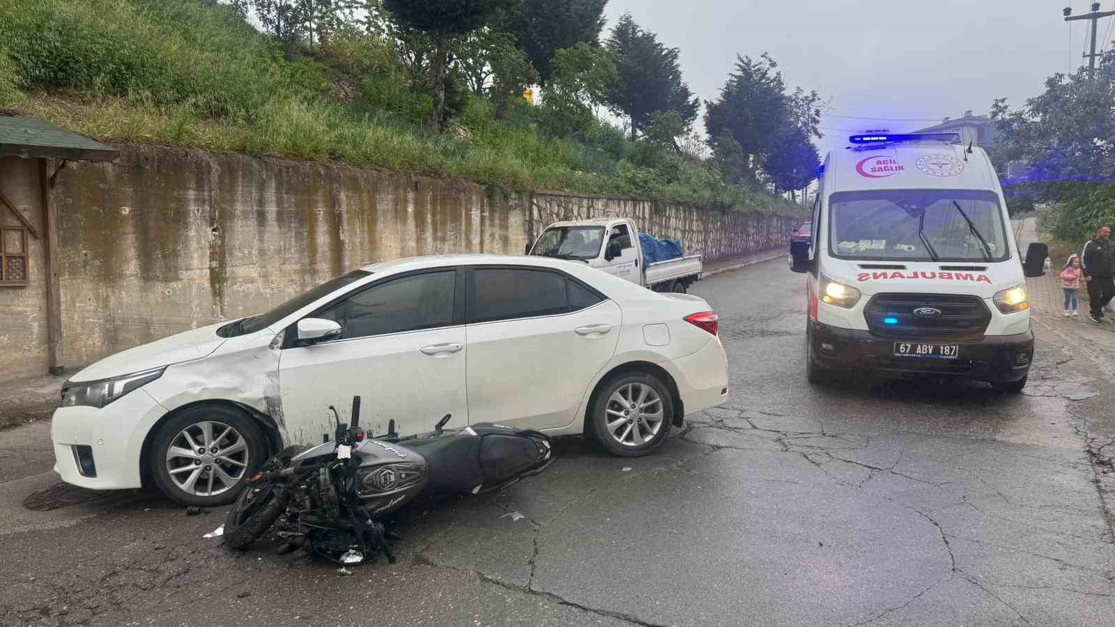 alaplida motosiklet kazasi kamerada 1 yarali 3 mAHHMHKu