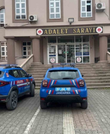 alaplida-uyusturucu-operasyonunda-7-kok-kenevir-ve-esrar-ele-gecirildi-BHHhxMNv.jpg