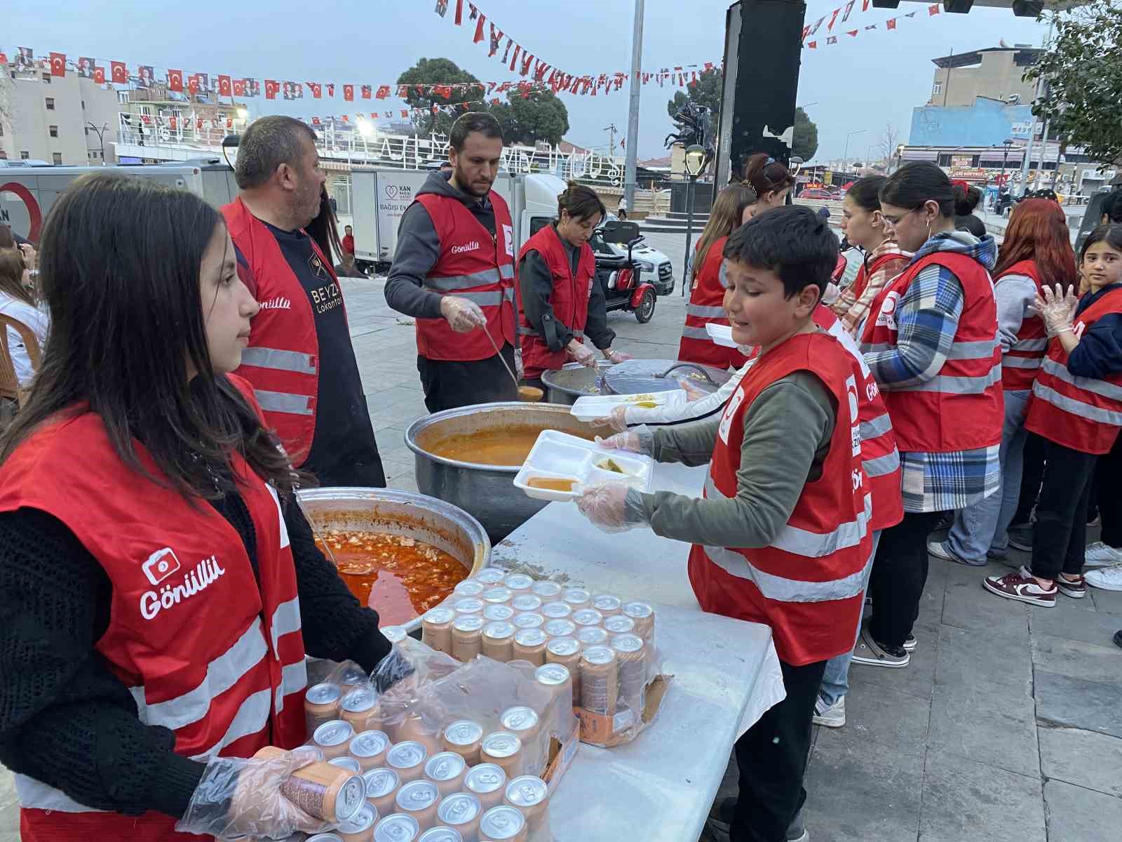 alasehirde hayirseverler iftar bagisi icin yaristi 1 L7M59OWJ