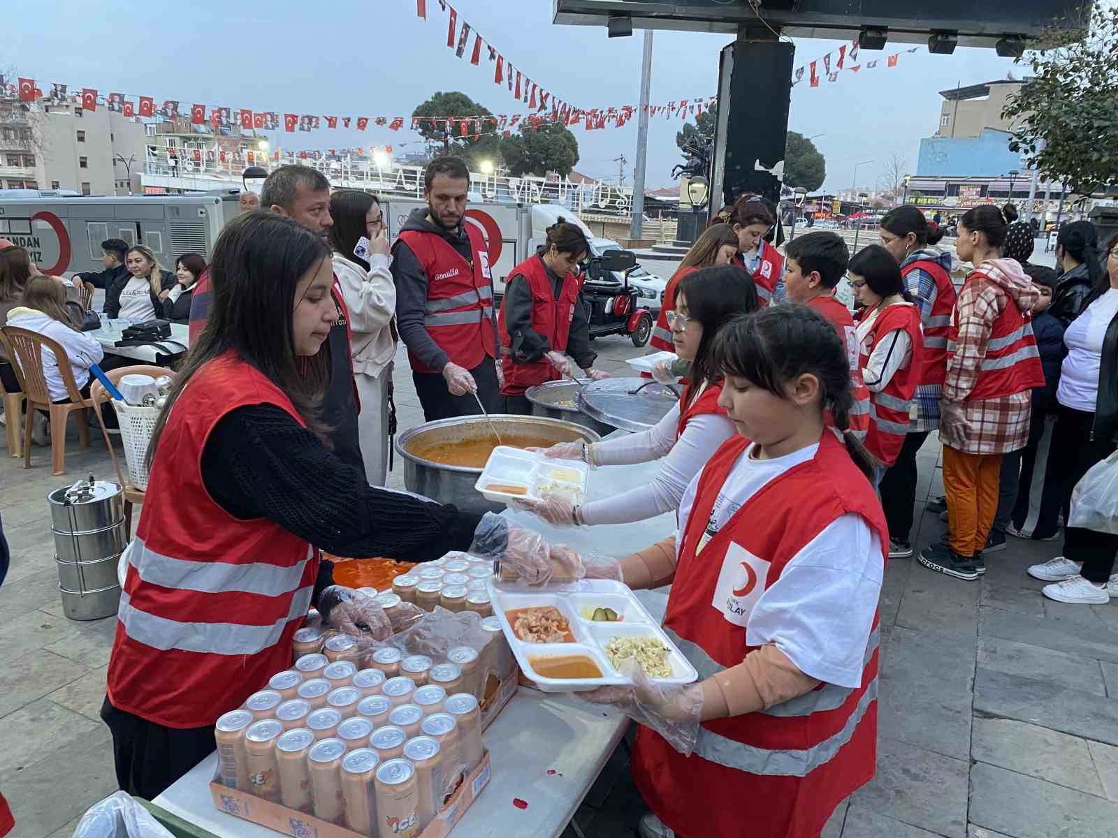 alasehirde hayirseverler iftar bagisi icin yaristi 4 DyIrUXwF