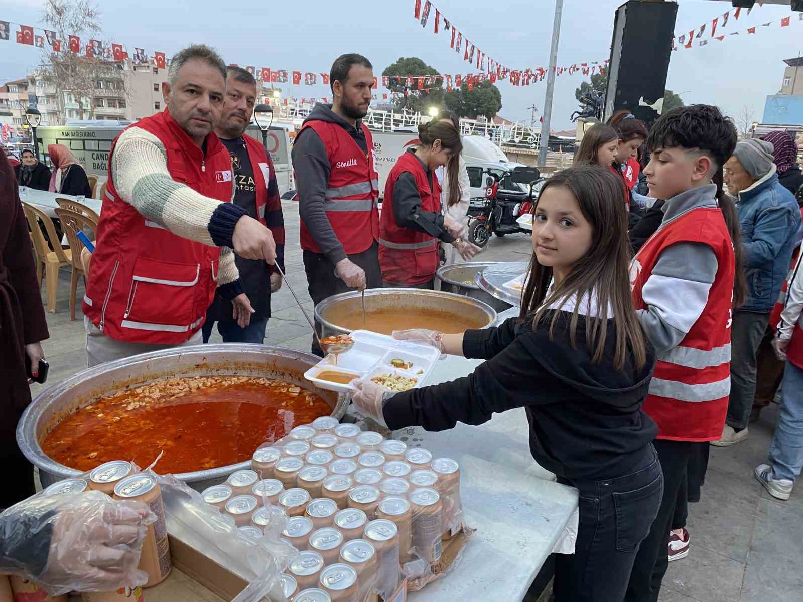 alasehirde hayirseverler iftar bagisi icin yaristi 5 Ke3aQT7F