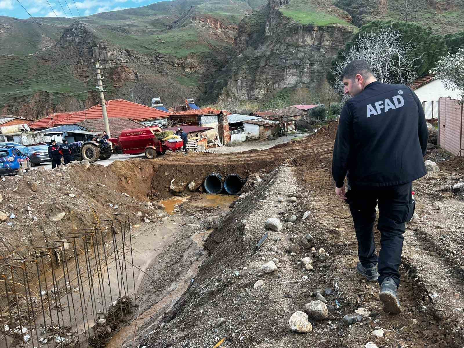 alasehirde selin vurdugu yollar onariliyor 1 k9tmu8My