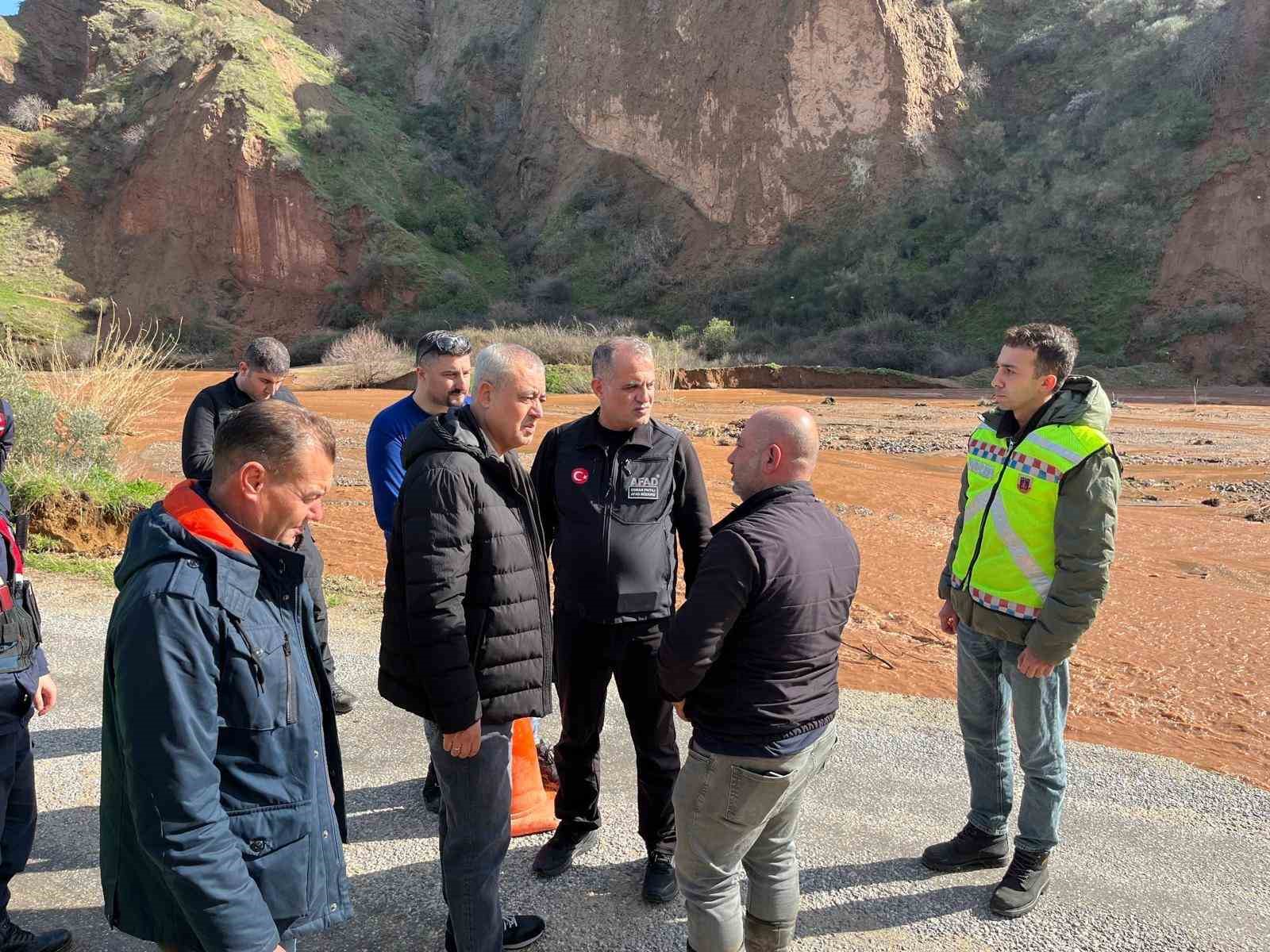 alasehirde selin vurdugu yollar onariliyor 10 JHJRBM5W