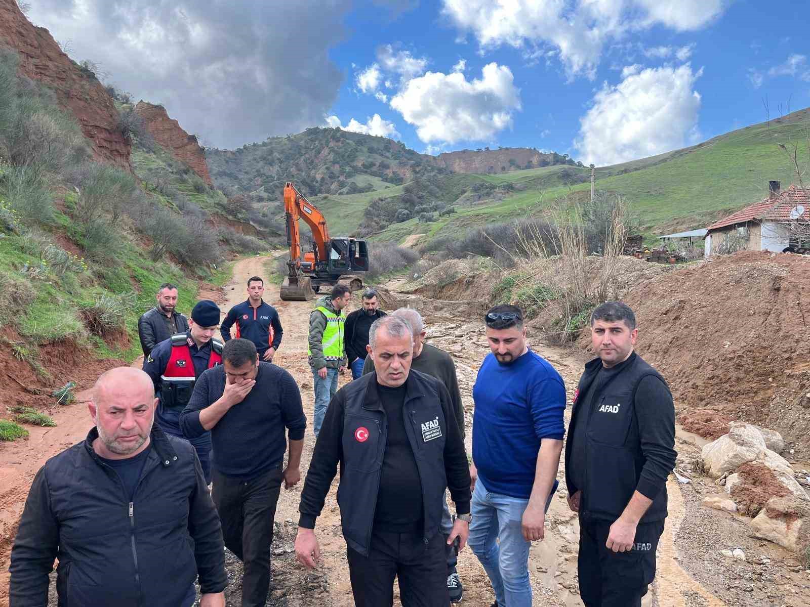alasehirde selin vurdugu yollar onariliyor 7 tkNnbmti