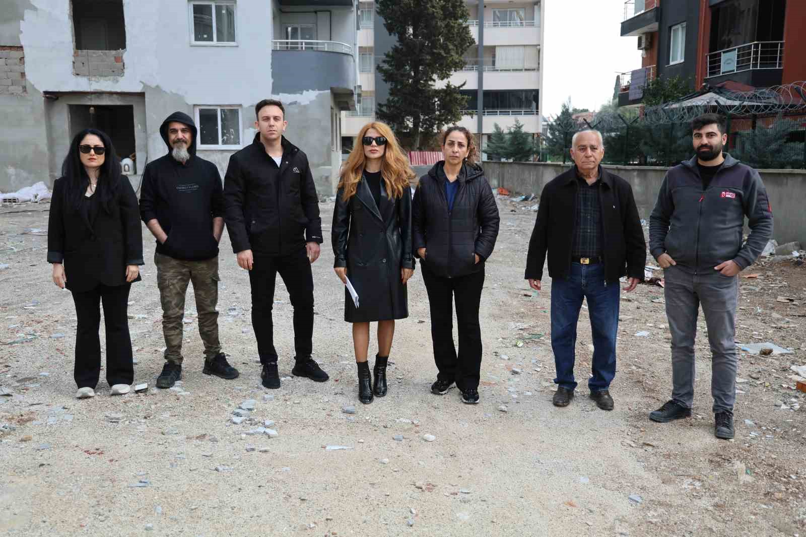 aldiklari daireler yillardir bitmeyen magdurlar insaat onunde eylem yapti 0 LLn4iiyN