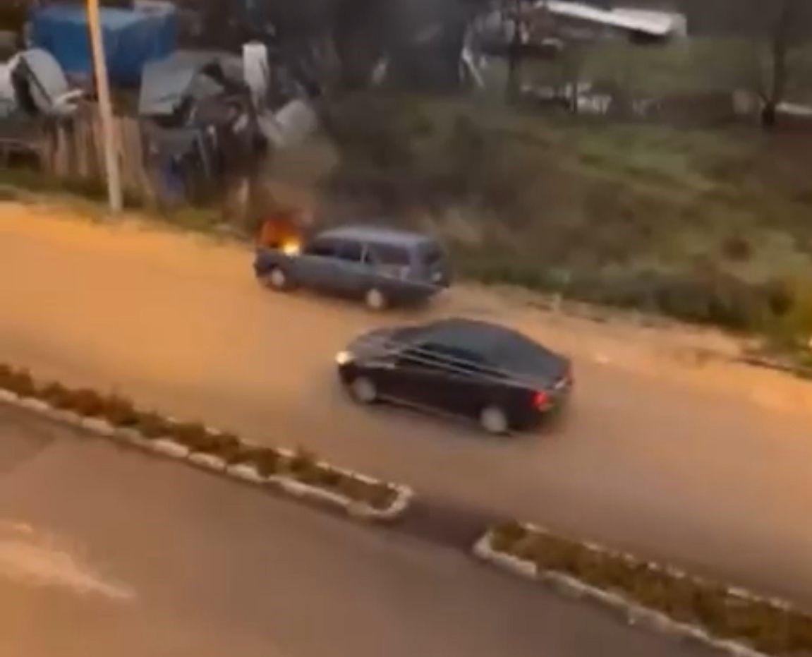 alev alev yanan aracini kovayla su dokup sondurdu 3 ZbDyKwis
