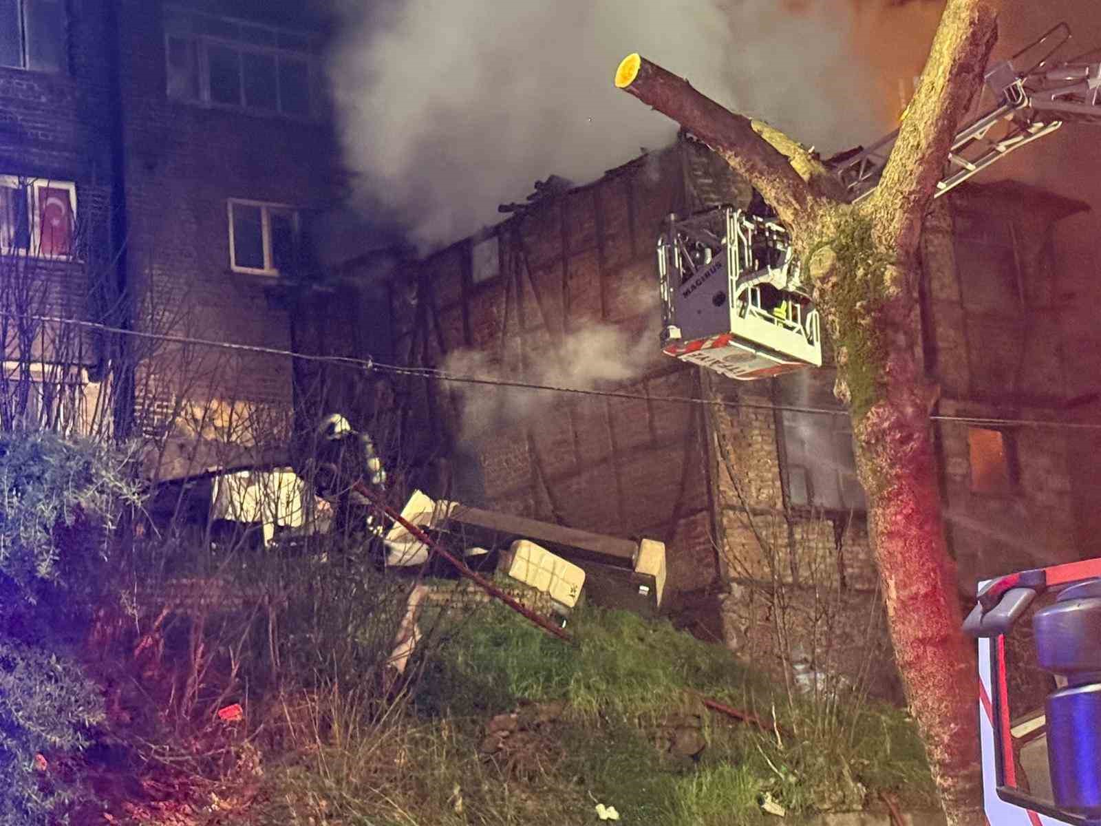 alev alev yanan iki katli ahsap metruk bina kule dondu 6 sjtHAysk