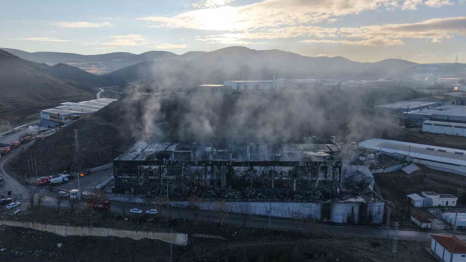 alev alev yanan kimya fabrikasinin son hali havadan goruntulendi 1 h4SRh7lv