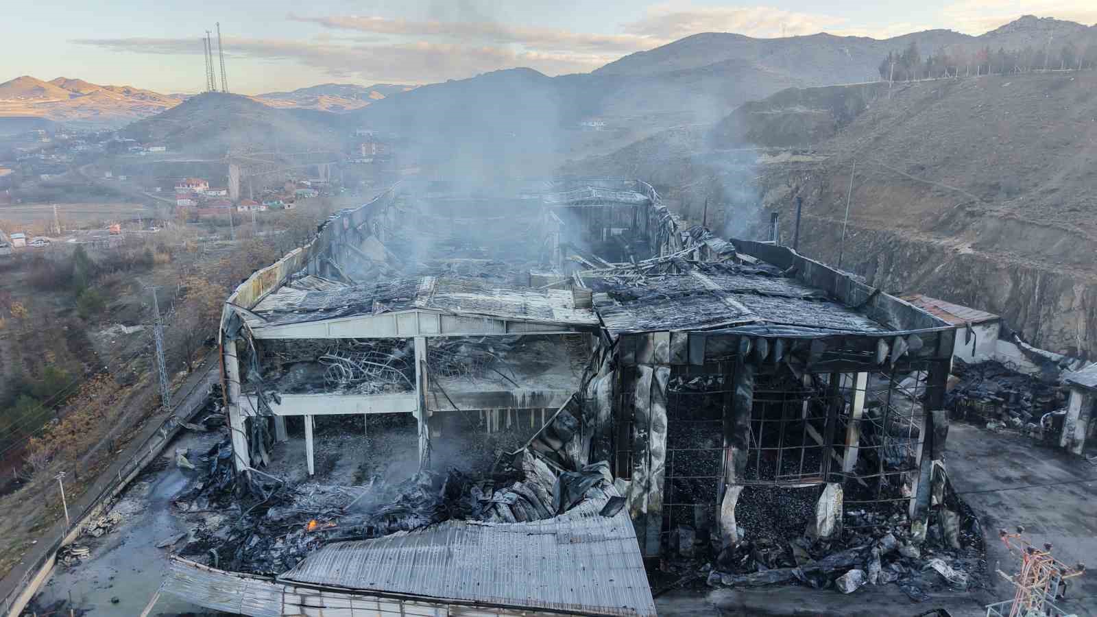 alev alev yanan kimya fabrikasinin son hali havadan goruntulendi 3 m2vkABTs