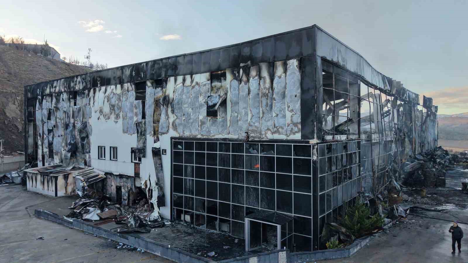alev alev yanan kimya fabrikasinin son hali havadan goruntulendi 7 fdda72JJ