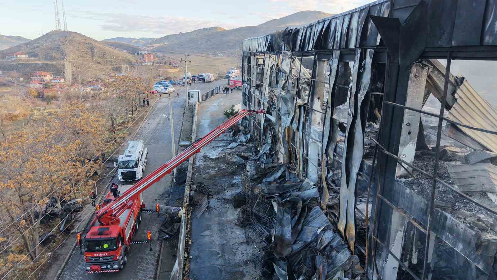alev alev yanan kimya fabrikasinin son hali havadan goruntulendi 9 5n9qjy7a