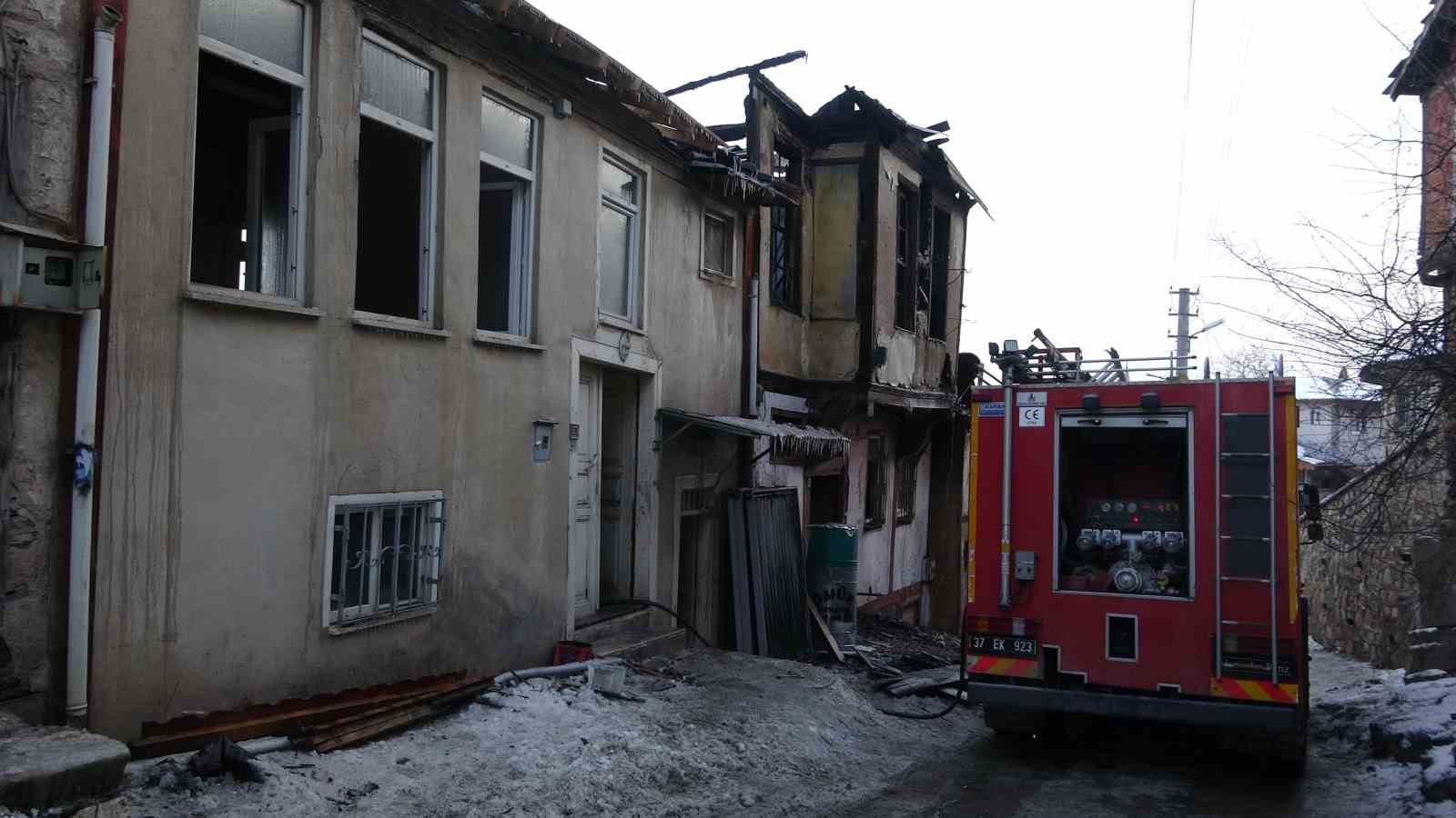 alev alev yanan konaktan geriye duvarlari kaldi 5 3K41Bu1U