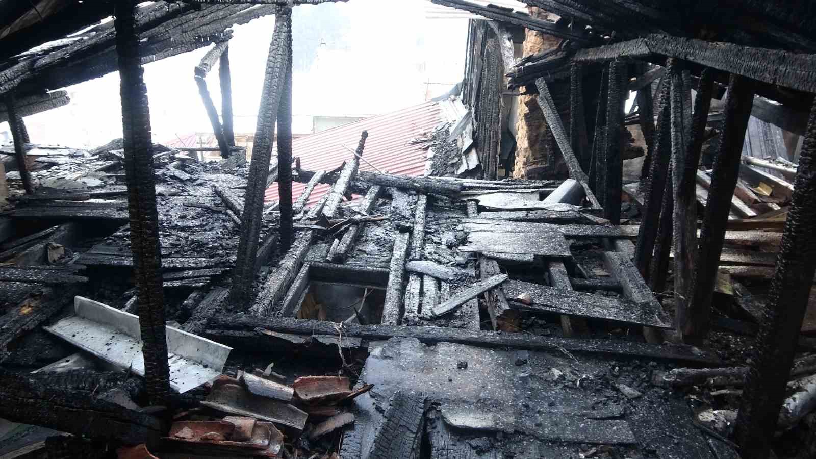 alev alev yanan konaktan geriye duvarlari kaldi 6 h6FH4Lde