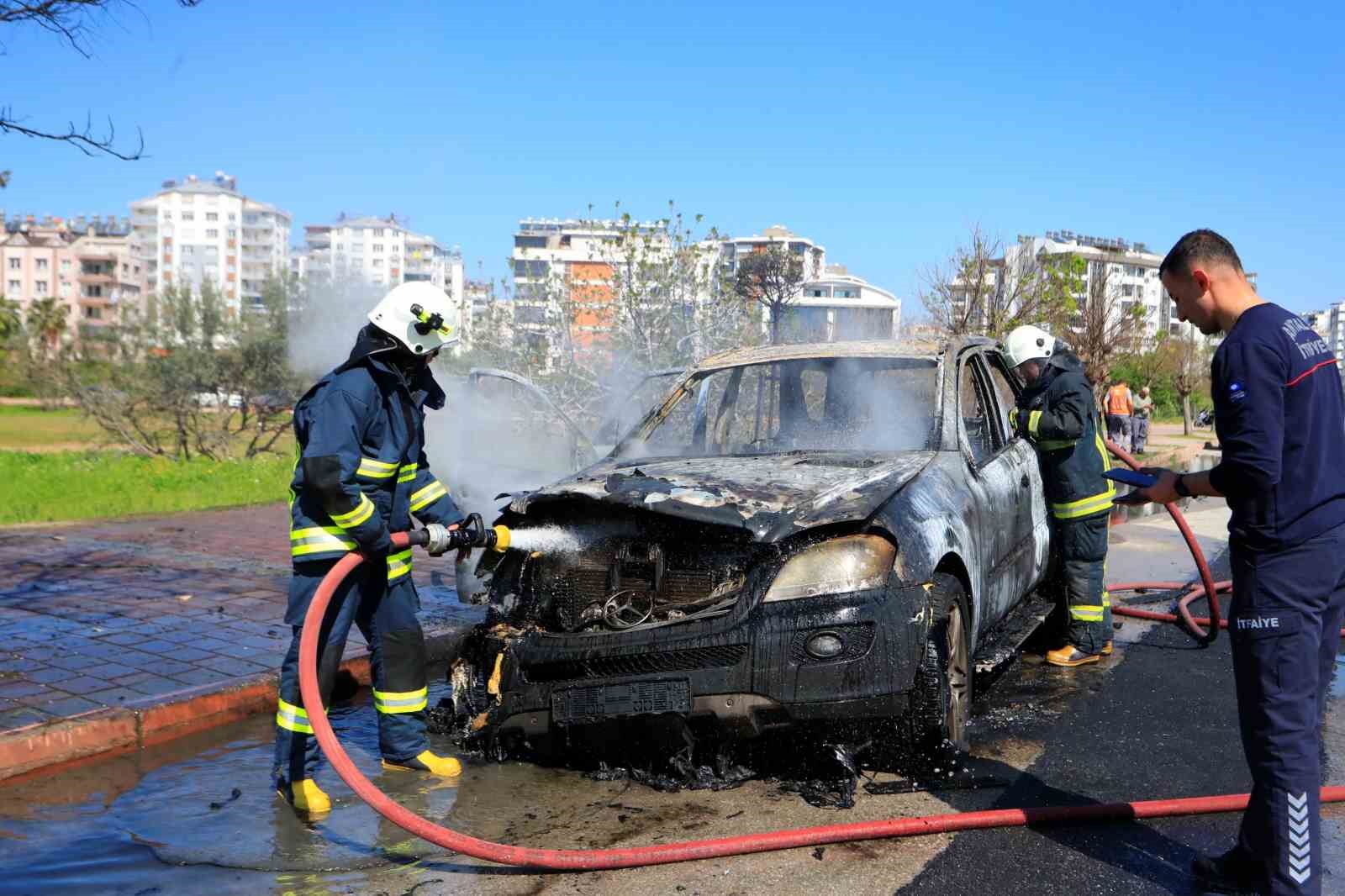 alev topuna donen aractan kedisiyle birlikte son anda cikti sahibinin omuzundan bir an olsun IsKi7nEm