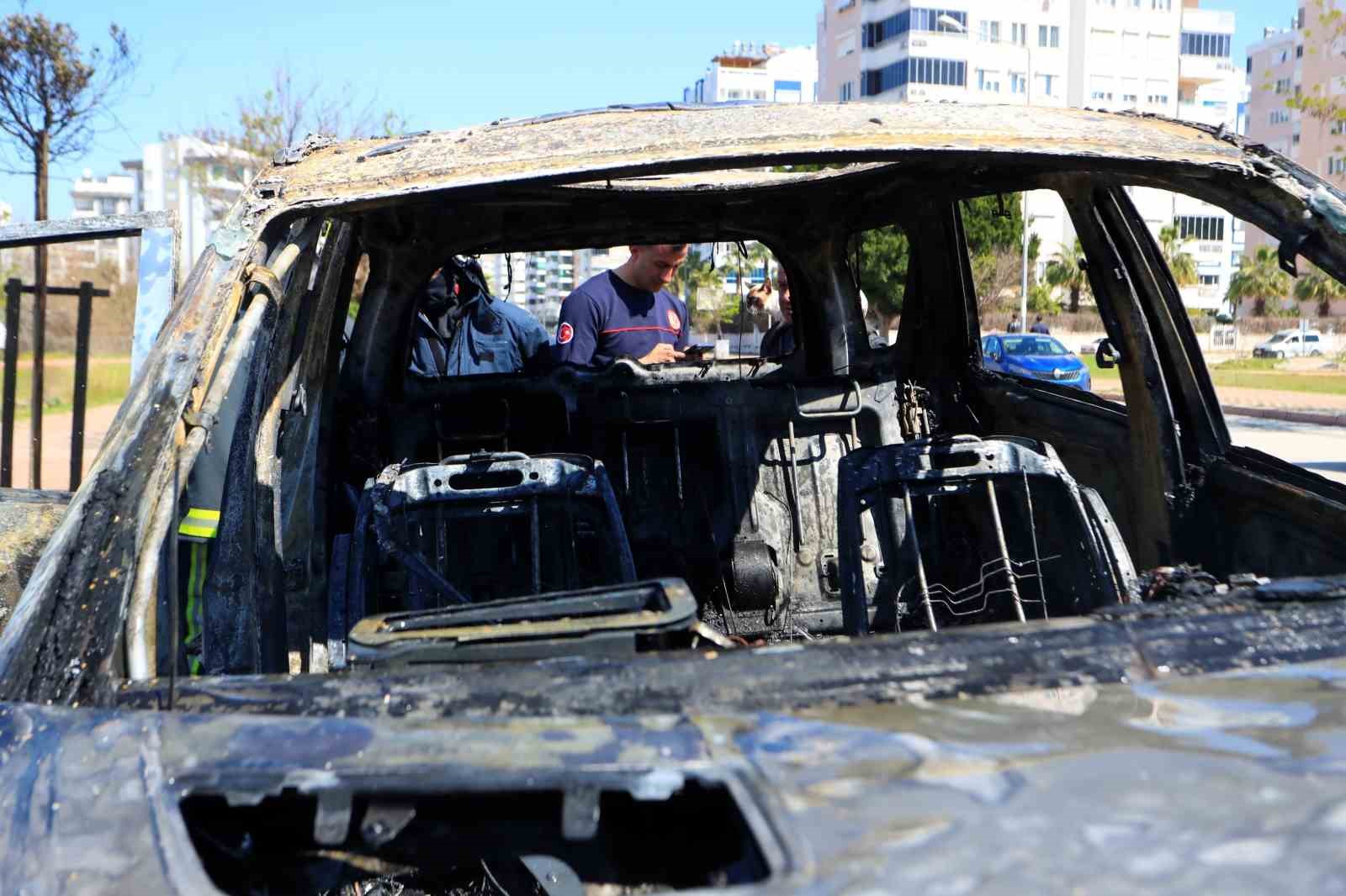 alev topuna donen aractan kedisiyle birlikte son anda cikti sahibinin omuzundan bir an olsun