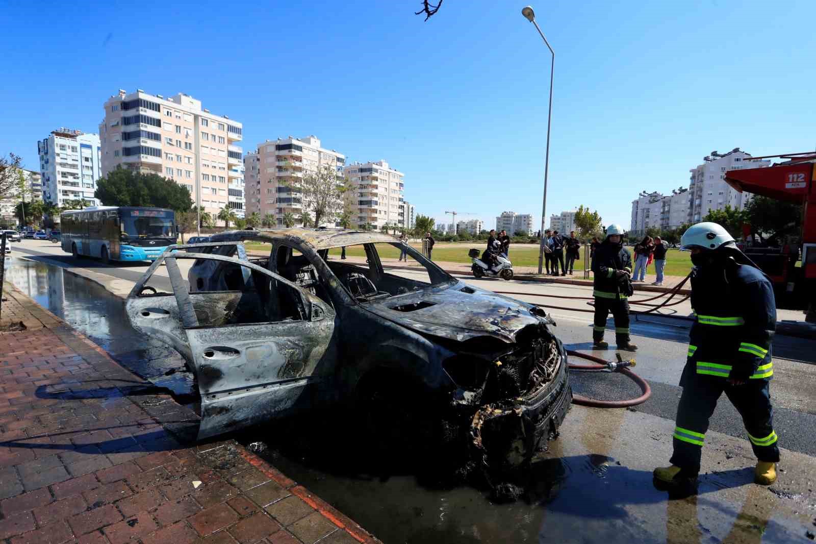 alev topuna donen aractan kedisiyle birlikte son anda cikti sahibinin omuzundan bir an olsun VgVEYA1U