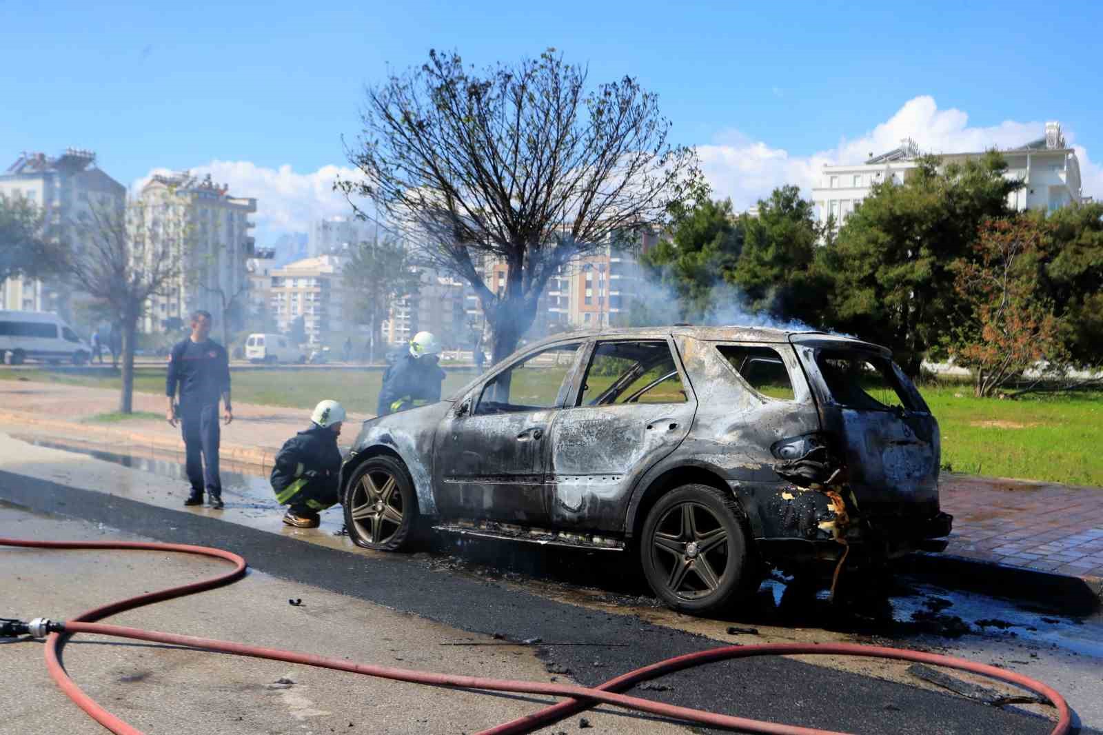 alev topuna donen aractan kedisiyle birlikte son anda cikti sahibinin omuzundan bir an olsun