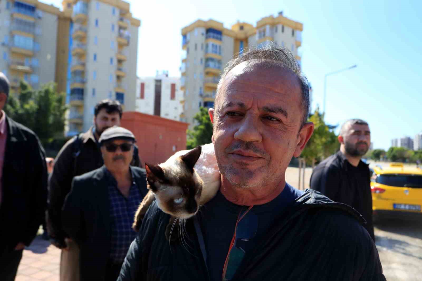 alev topuna donen aractan kedisiyle birlikte son anda cikti sahibinin omuzundan bir an olsun