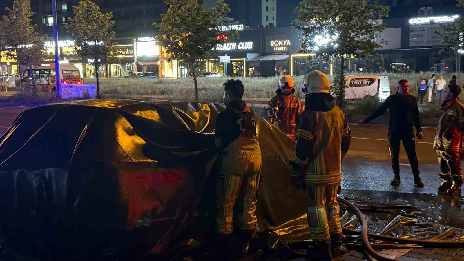 alev topuna donen elektrikli suv yangin battaniyesi kullanilarak sonduruldu 1 VHIbiVsg