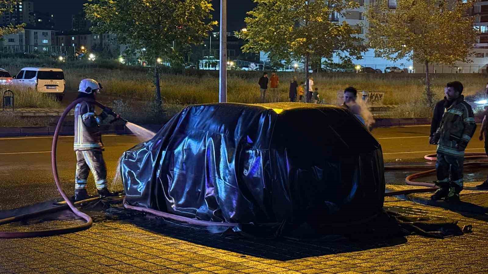alev topuna donen elektrikli suv yangin battaniyesi kullanilarak sonduruldu 3 dNgWseOO