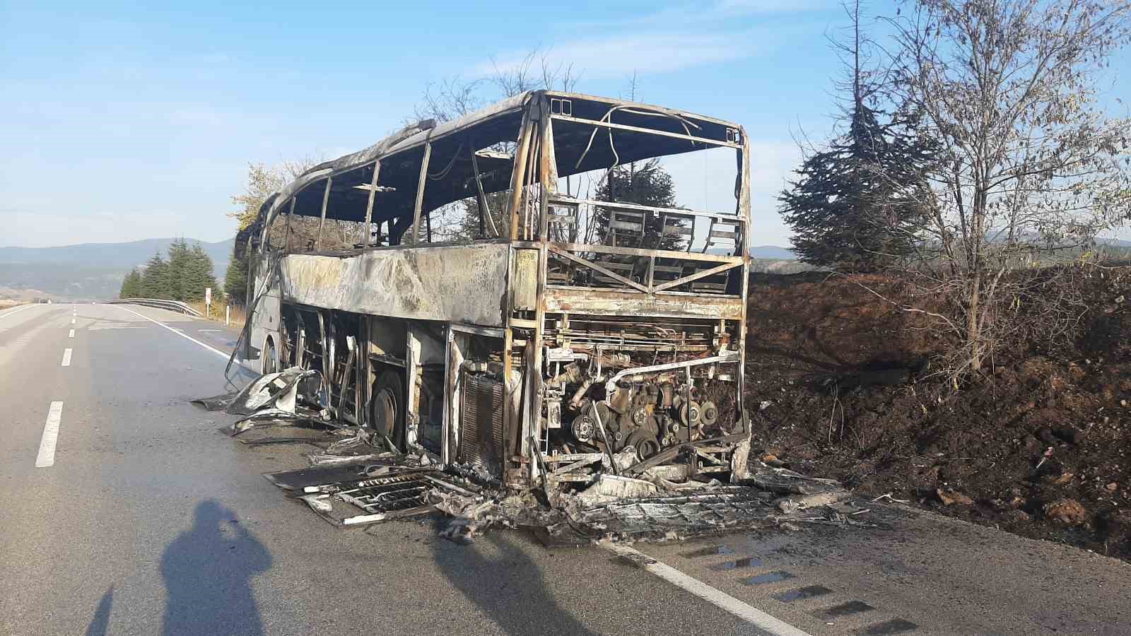 Alev topuna dönen yolcu otobüsü tamamen yandı 5 alev topuna donen yolcu otobusu tamamen yandi 1 eEnqSAe4