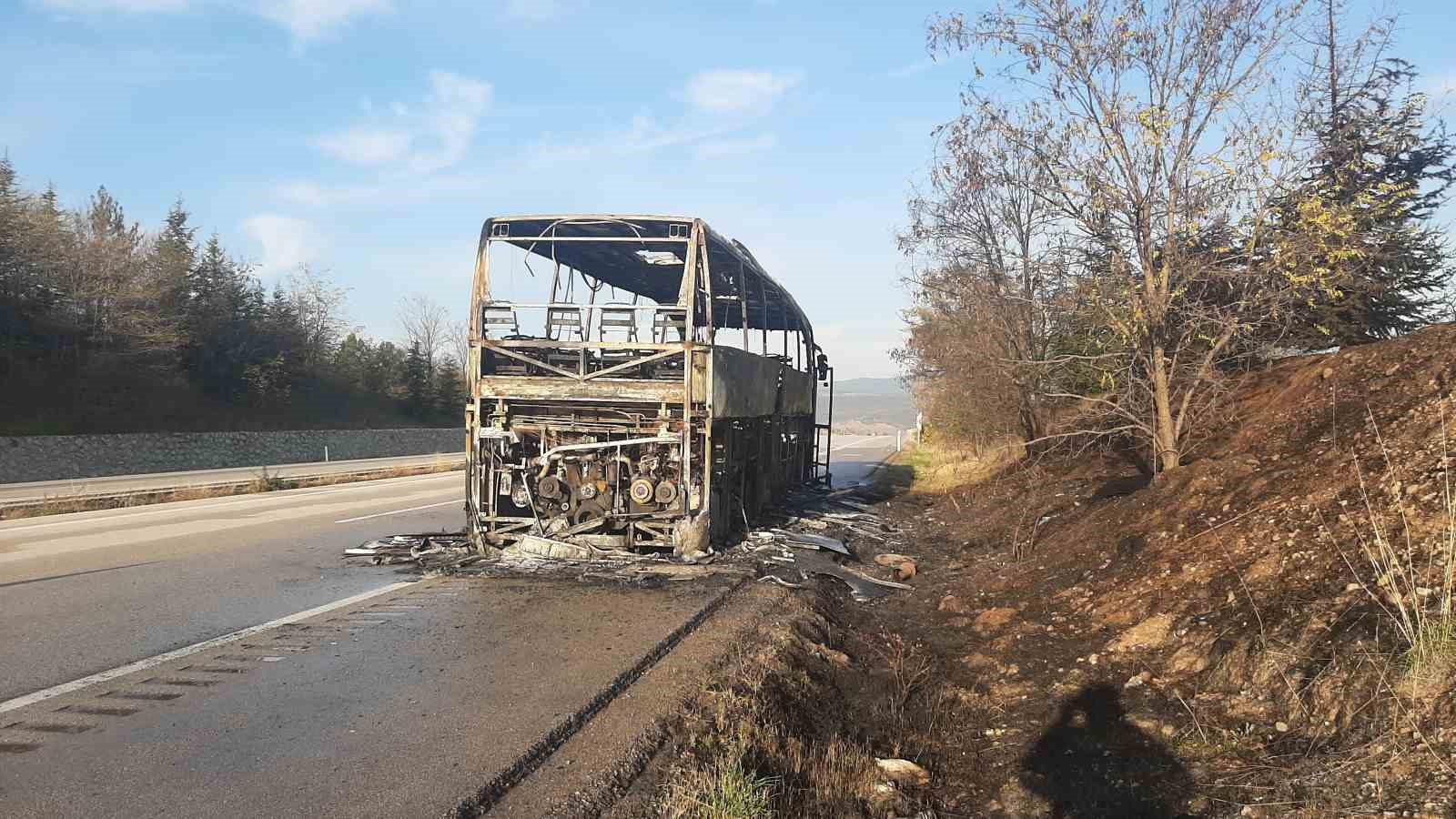 Alev topuna dönen yolcu otobüsü tamamen yandı 6 alev topuna donen yolcu otobusu tamamen yandi 2 tivWYRiM